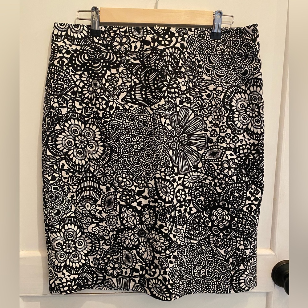2/$20 Ann Taylor Black and White Floral  Skirt
